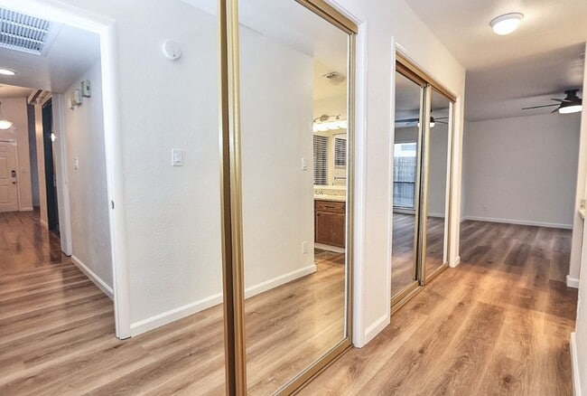 Building Photo - Beautiful corner halfplex available now for rent!