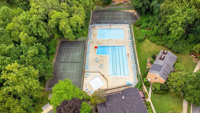 Building Photo - 10643 Weymouth St