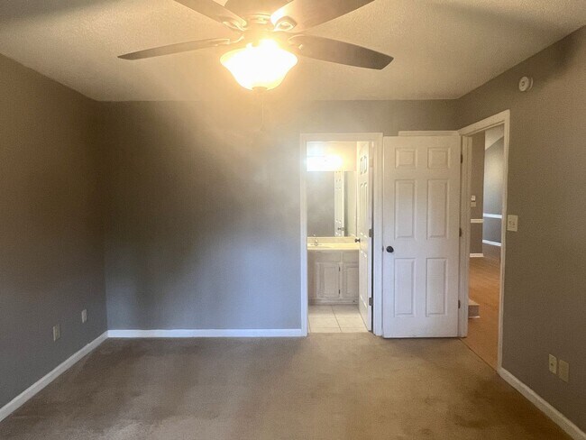 Building Photo - 113 Saddlehorn Dr