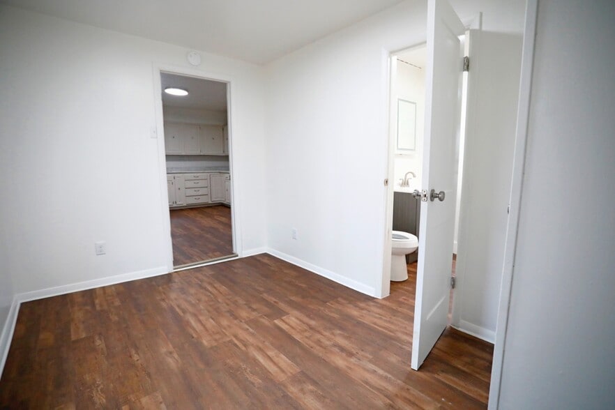 Building Photo - 3000 Rheinhardt Ave