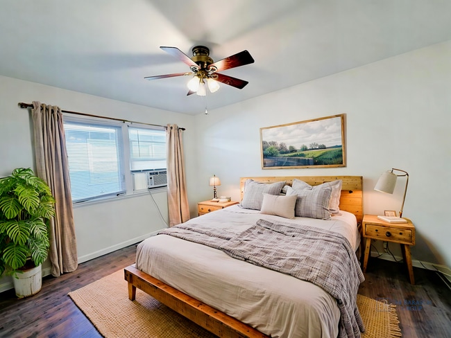 Building Photo - 504 N Hollywood Way