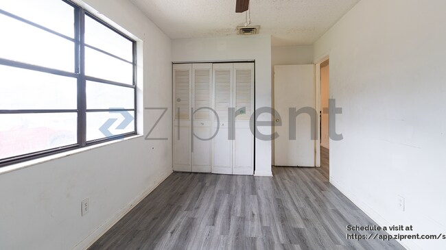 Building Photo - 604 Roselyn Ave