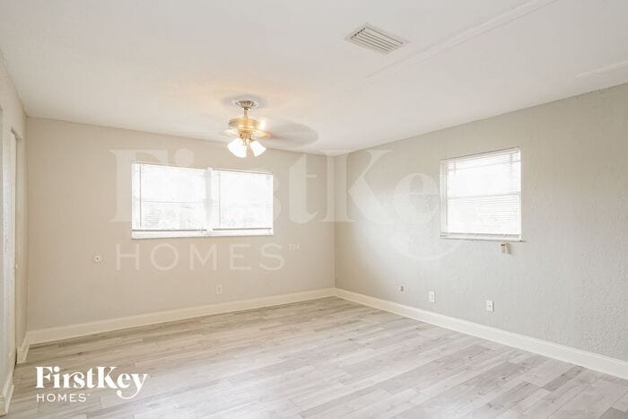 Building Photo - 113 W Violet St