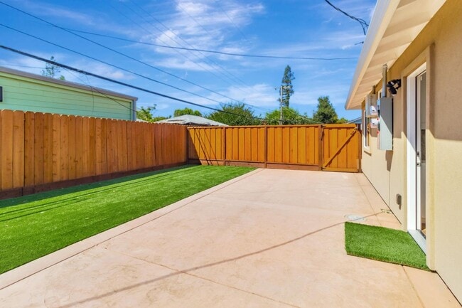 Building Photo - 1958 Woodside Rd