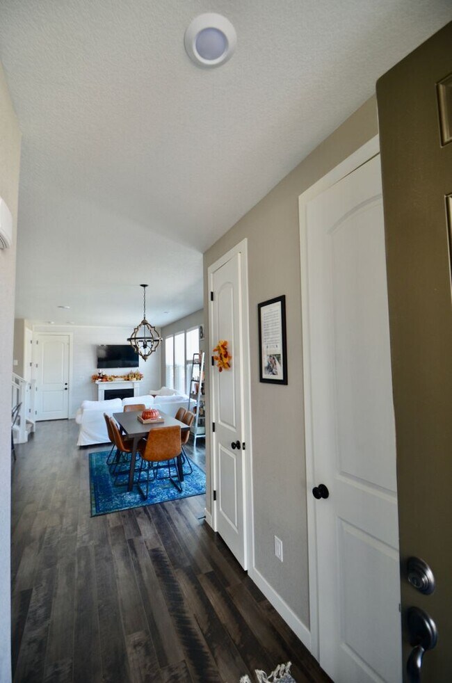 Building Photo - 3 bd/2.5 ba Townhome!