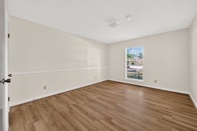 Building Photo - 9218 Rowan Ln