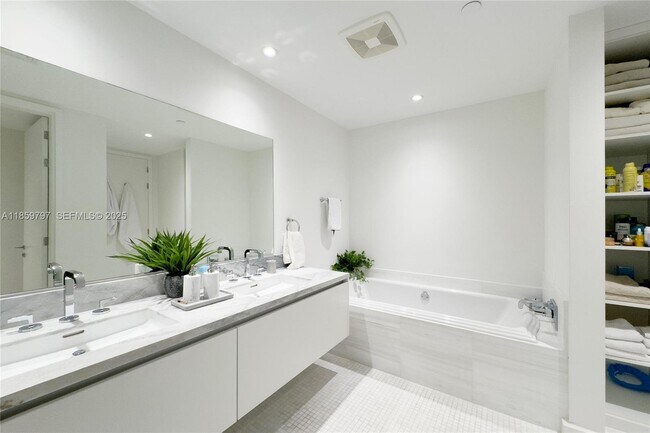 Building Photo - 700 NE 26th Terrace