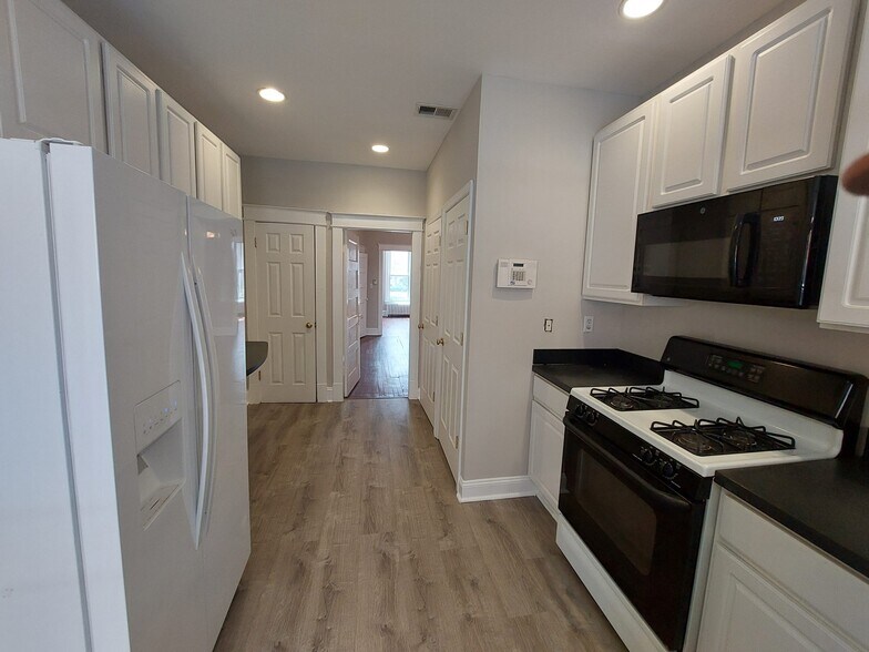 Building Photo - 1330 G St SE