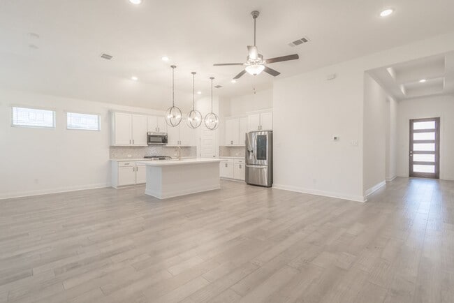 Building Photo - 124 Shagbark Trl