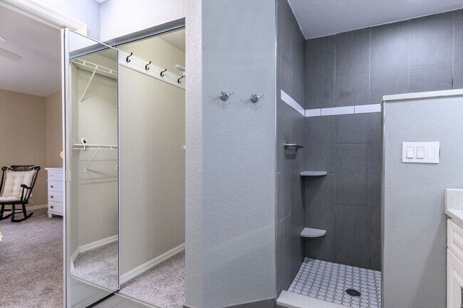 Building Photo - IMMACULATE TURNKEY FURNISHED- NEAR TWIN IS...