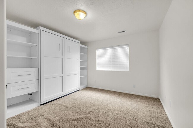 Building Photo - Spacious 7 Bed Kaysville Home with Two Kitchens