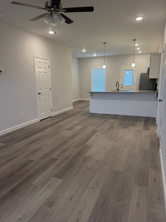 Building Photo - 933-935 Rodeo Ln