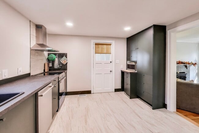 Building Photo - 40 Dunster Ln