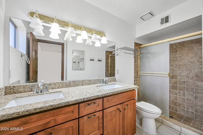 Building Photo - 2412 W Temple St