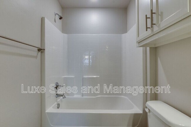 Building Photo - 407 Vail Cir