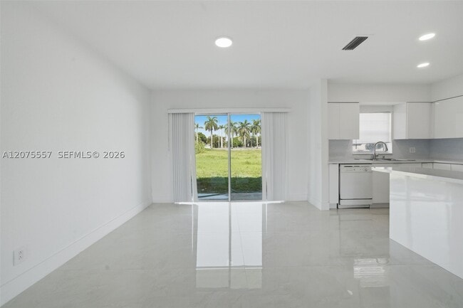 Building Photo - 11000 NW 21st Ct