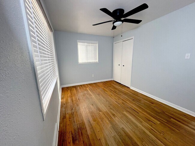 Building Photo - 449 Glen View Ct