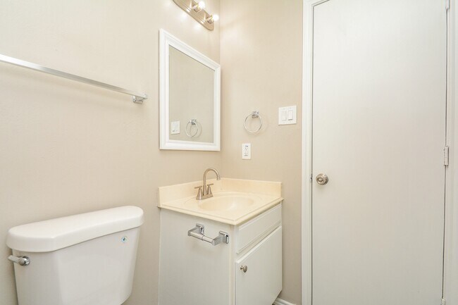 Building Photo - 8826 Pecan Pl Dr