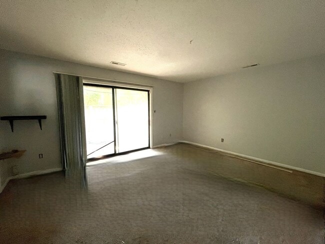 Building Photo - AWESOME TOWN HOME STEPS AWAY FROM BEACH ACCESS