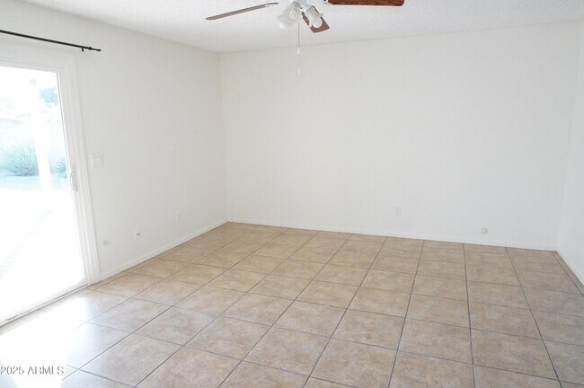 Building Photo - 2535 E Maryland Dr