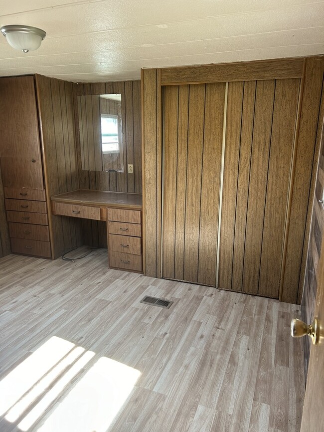 Building Photo - 2 Bedroom/1 Bathroom Mobile Home