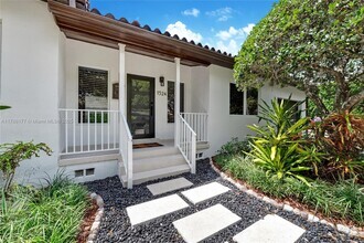 Building Photo - 1524 Zoreta Ave