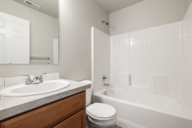 Building Photo - 4 Bedrooms Plus Bonus Room _ Dog Friendly!!