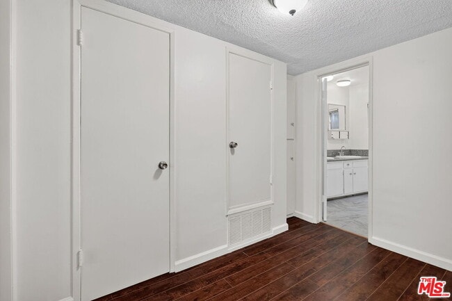 Building Photo - 15540 Moorpark St