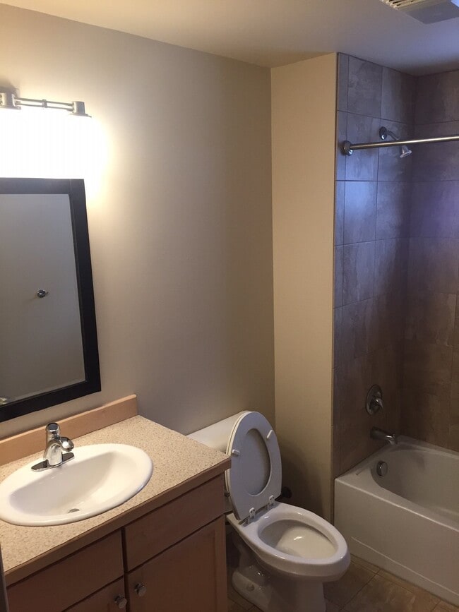 Building Photo - Great 1 bed close to campus!