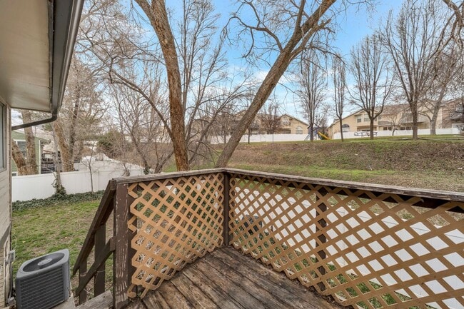 Building Photo - Murray Cul-de-sac Side by Side Duplex with New Carpet and Paint