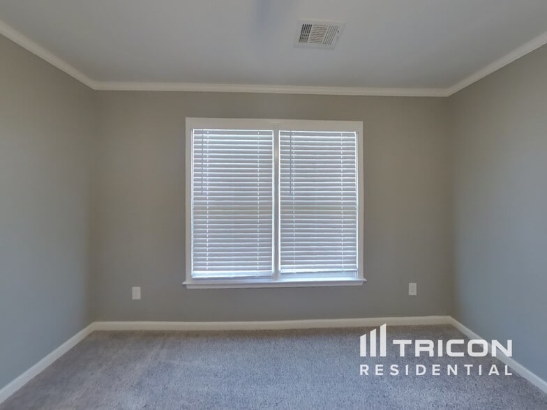 Building Photo - 1315 Bridle Path Dr
