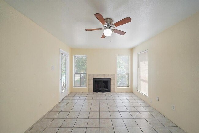 Building Photo - 3900 Woodchase Dr