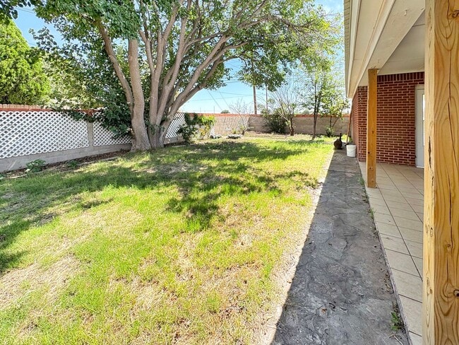 Building Photo - 1026 E Highland Dr