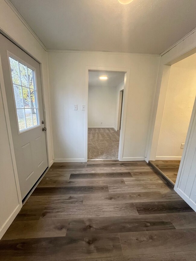 Building Photo - 4 Bed/1.5 Bath Rental Home in Central Sioux Falls!