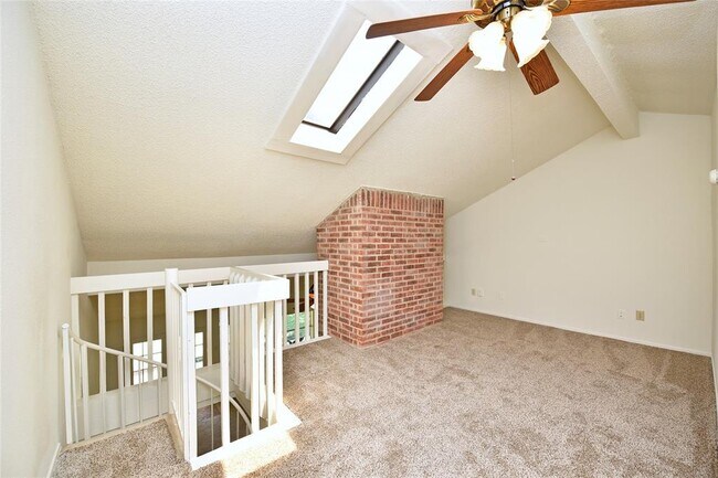 Building Photo - 2035 Shorewood Ln