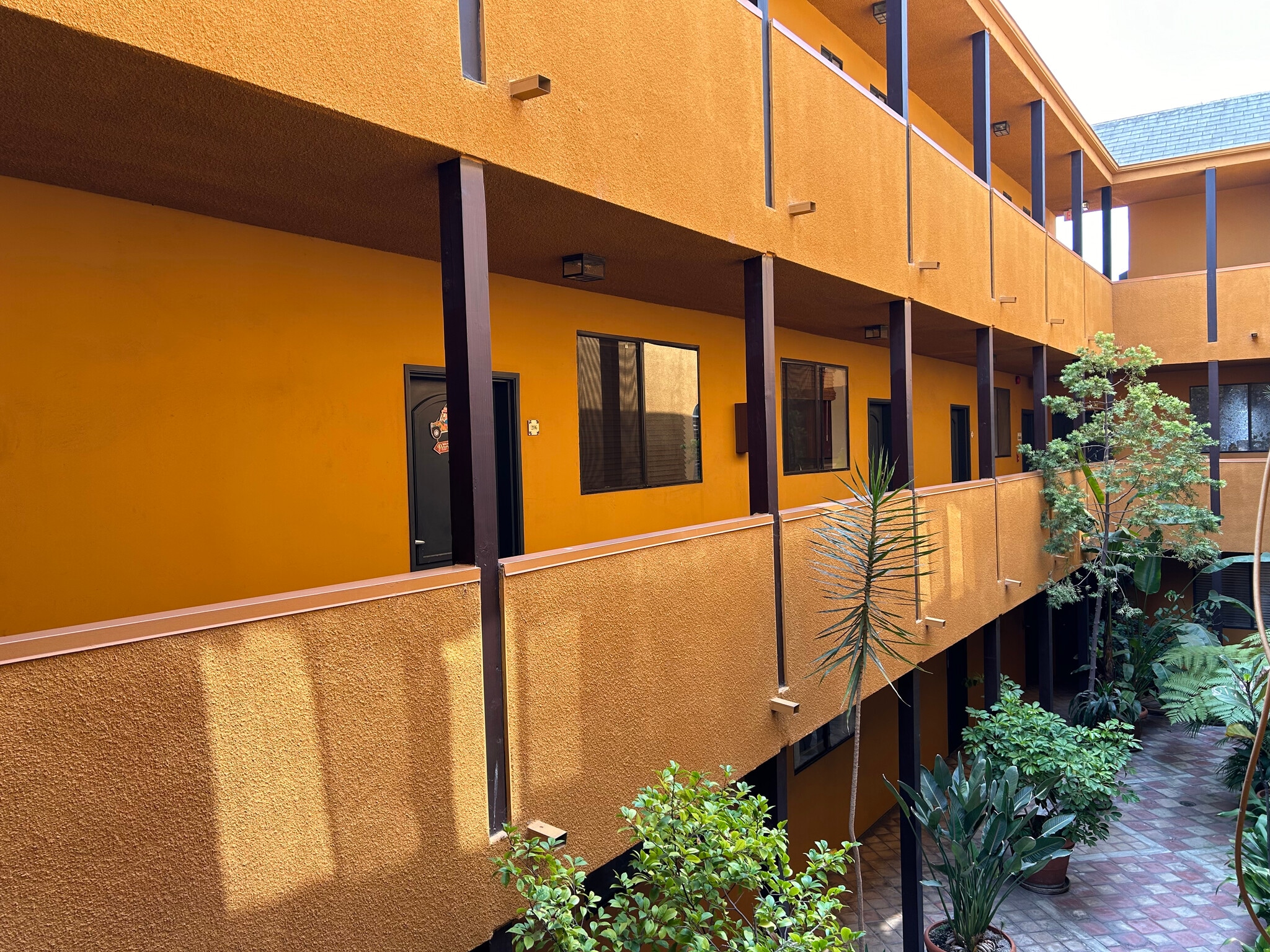 Building Photo - 828 N Hudson Ave