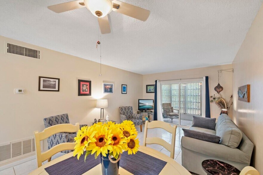 Building Photo - 1111 Lake Ter