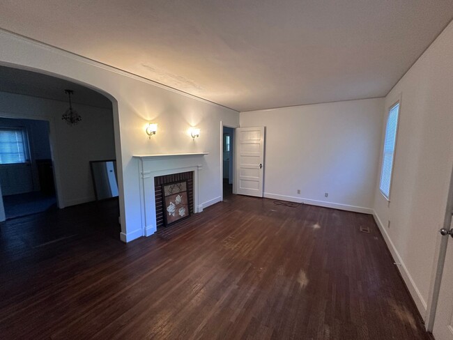 Building Photo - Cottage Style Home