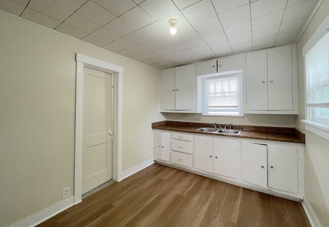 Building Photo - Large 1 bedroom home