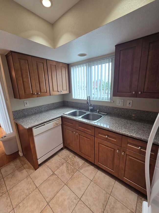 Building Photo - Spacious 2BD/2.5BA Town Home near Universi...
