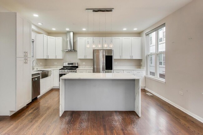 Building Photo - 3238 N Kilbourn Ave