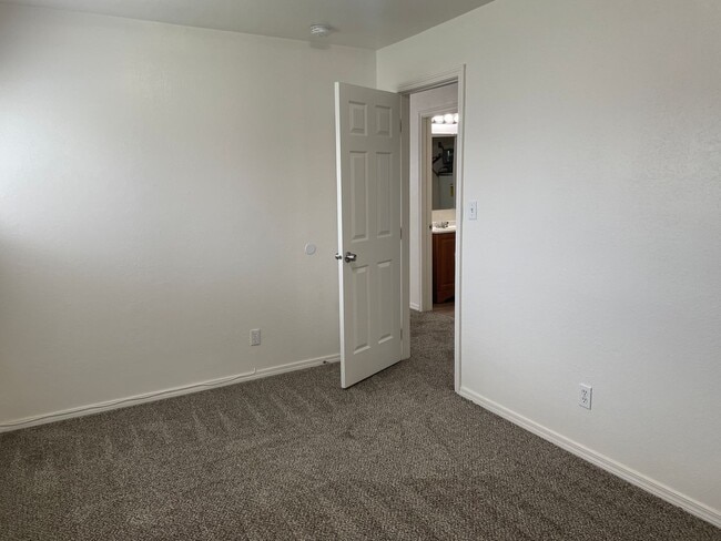 Building Photo - Duplex For Rent