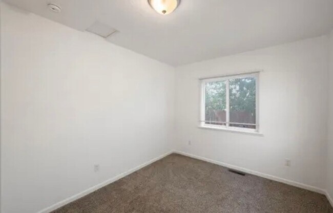 Building Photo - Charming 2 Bedroom Home with Fenced Backyard in Central Kennewick!