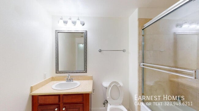 Building Photo - 14242 Burbank Blvd