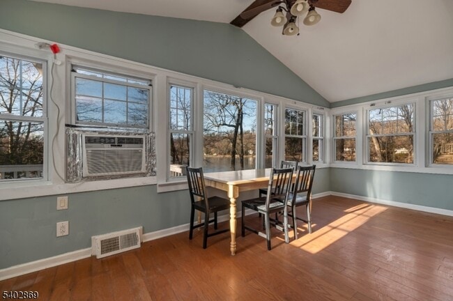 Building Photo - 103 Upper Lakeview Ave