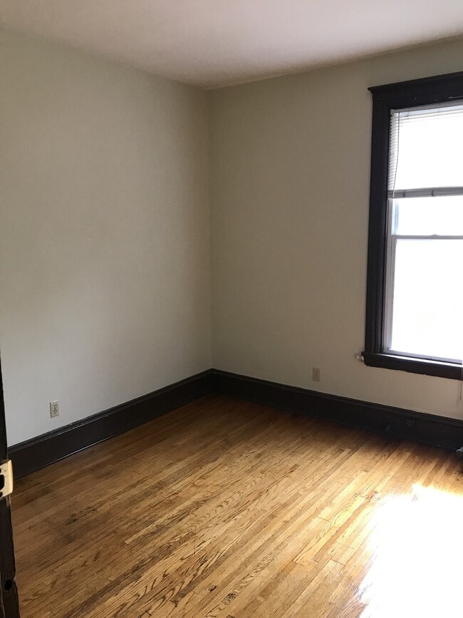 Building Photo - Beautiful 5 Bedroom 2 Bathroom Home in South Minneapolis!