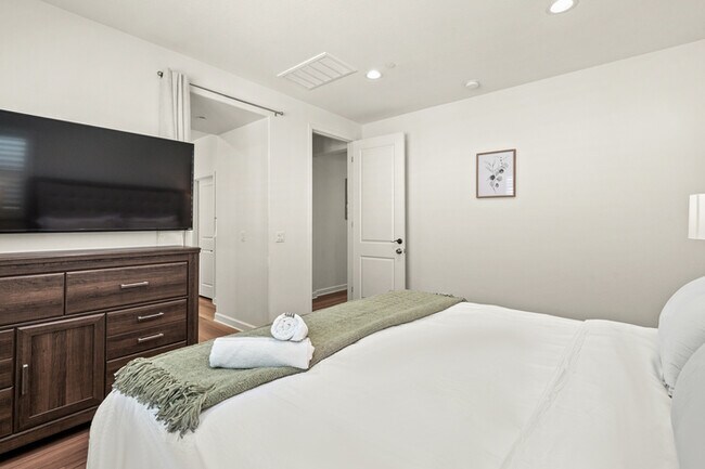 Building Photo - Spacious & Stylish 4 Bed 3 Bath in Chino P...