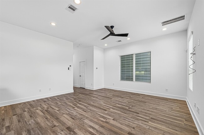 Building Photo - 1070 Mansfield St