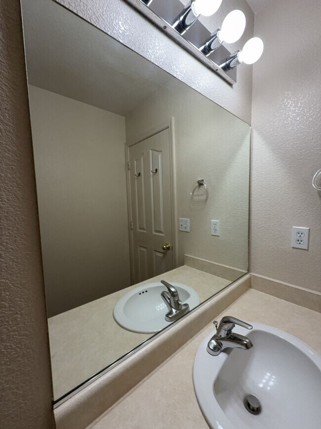 Building Photo - 155 Derek Dr