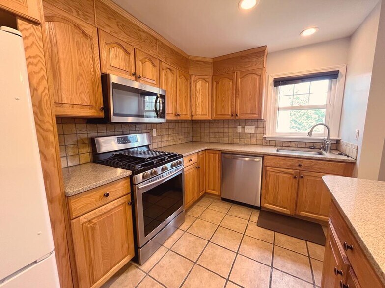 Kitchen - 133 Seemans Ln